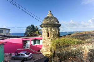 Stadtmauern und Aussichtspunkt entlang der Straßen von San Juan, Puerto Rico. foto