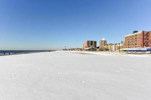 coney island beach in brooklyn, new york nach einem großen schneesturm. foto