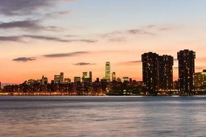 Blick auf die Skyline von New York vom Gantry Park, Long Island City, Queens. foto