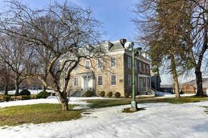 historisches georgisches 1748 van cortlandt herrenhaus aus behauenem feldstein mit doppelwalmdach in bronx, new york foto