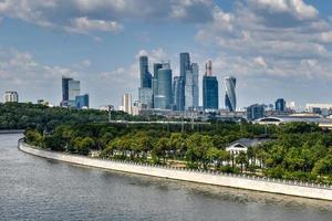 luftaufnahme der wolkenkratzer der stadt moskau über dem moskauer fluss, in moskau, russland. foto