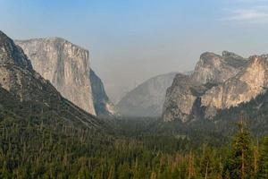 Tunnelblick im Yosemite-Nationalpark. tunnel view ist ein malerischer aussichtspunkt an der state route 41 im yosemite-nationalpark. foto