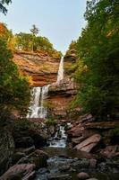 Kaaterskill Falls und Herbstlaub in den Catskill Mountains im Bundesstaat New York. foto