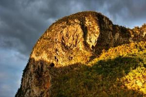 Panorama des Sonnenuntergangs im Vinales-Tal, nördlich von Kuba. foto