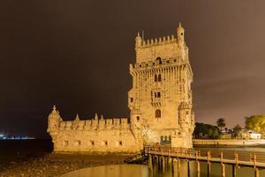 Belem-Turm in Lissabon, Portugal entlang des Flusses Tejo bei Nacht. foto