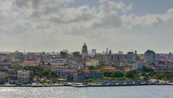 Panoramablick auf die Altstadt von Havanna über die Bucht in Kuba. foto