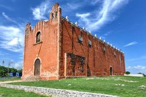 san mateo katholische kirche von santa elena, yucatan, mexiko tagsüber. foto