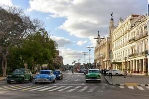 havanna, kuba - 7. januar 2016 - klassische autos, die entlang den breiten boulevard paseo del prado in havanna, kuba fahren. foto