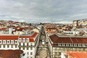 luftaufnahme der augusta-straße in der nähe des handelsplatzes in lissabon, portugal. foto