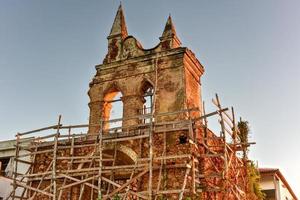 die ermita de nuestra senora de la candelaria de la popa in trinidad, kuba. die einsiedelei ist ein berühmtes wahrzeichen in trinidad und liegt auf einem hügel mit blick auf die stadt. foto