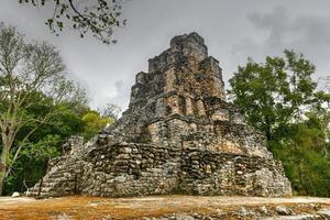 Muyil Maya-Ruinen einer Pyramide in Sian Kaan in der Nähe von Tulum, Mexiko. foto