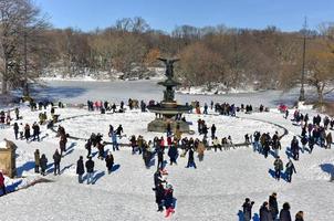 New York City - 24. Januar 2016 - Menschen erkunden den Central Park am Bethesda-Brunnen in New York City nach einem großen Schneesturm im Winter. foto