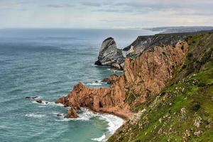 Klippen entlang der Atlantikküste von Cabo da Roca, Portugal. foto