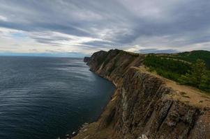 landschaft von kap khoboy, insel olchon, baikalsee, sibirien, russland foto