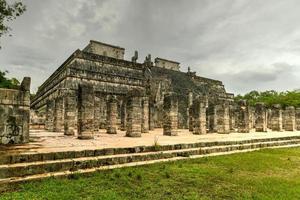 templo de los guerreros, tempel der krieger, chichen itza in yucatan, mexiko, ein unesco-weltkulturerbe. foto