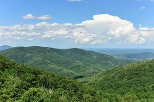 Blick auf das Shenandoah-Tal und die Blue Ridge Mountains vom Shenandoah-Nationalpark, Virginia foto