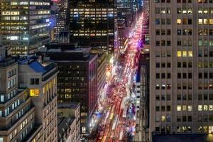 Skyline von New York City in Midtown Manhattan, während Autos abends durch die Stadt fahren. foto