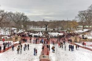 New York City - 11. Februar 2017 - Bethesda-Brunnen an einem Wintertag, umgeben von Touristen im Central Park, New York. foto