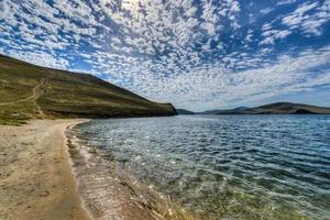 Kristallklarer Baikalsee in Russland foto