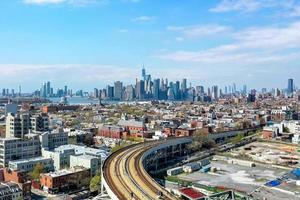 Panoramablick auf den Gowanus-Kanal in Brooklyn mit dem Gowanus-Expressway und Manhattan im Hintergrund. foto