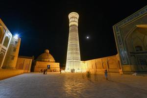 Großes Minarett des Kalon in Buchara, Usbekistan. es ist ein minarett des moscheekomplexes po-i-kalyan in buchara, usbekistan, und eines der markantesten wahrzeichen der stadt. foto