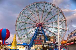 New York City - 10. Dezember 2017 - Wunderrad im Luna Park. Es ist ein Vergnügungspark auf Coney Island, der am 29. Mai 2010 am ehemaligen Standort von Astroland eröffnet wurde und nach dem ursprünglichen Park von 1903 benannt wurde. foto