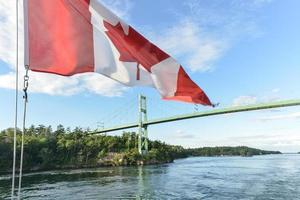 die Tausend-Inseln-Brücke und die kanadische Flagge foto