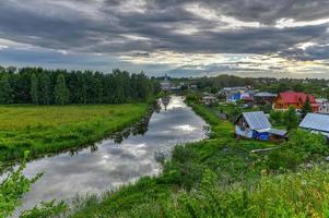 Panoramablick entlang des Flusses Kamenka in Susdal, Russland im goldenen Ring. foto