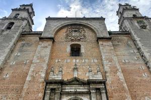 die kathedrale san ildefonso von merida, die erste fertig gestellte kathedrale auf dem amerikanischen festland und die einzige, die vollständig im 16. jahrhundert erbaut wurde. foto