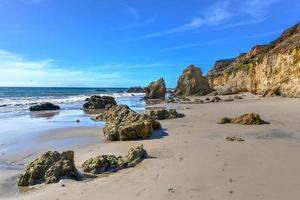 wunderschöner und romantischer el matador state beach in malibu, südkalifornien foto