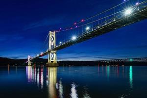 die mid hudson bridge überspannt den hudson river in der nähe von poughkeepsie, new york. foto