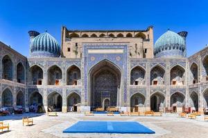 registan in der antiken stadt samarkand in usbekistan foto