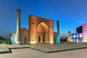 registan in der antiken stadt samarkand in usbekistan foto