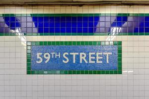 new york city - 27. märz 2016 - 59th street station fliesenschild im u-bahnsystem nyc mta in manhattan. foto