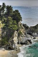 Mcway Falls ist ein 80 Fuß hoher Wasserfall an der Küste von Big Sur in Zentralkalifornien foto