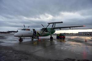 Bodo, Norwegen - 19. Februar 2016 - Flugzeug der Fluggesellschaft Wideroe auf dem Boden in Norwegen foto