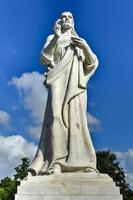der christus von havanna, eine große skulptur, die jesus von nazareth auf einem hügel mit blick auf die bucht in havanna, kuba, 2022 darstellt foto