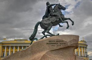 die bronzene reiterstatue von peter dem großen auf dem senatsplatz in sankt petersburg, russland. im Auftrag von Katharina der Großen, foto