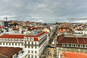 luftaufnahme der augusta-straße in der nähe des handelsplatzes in lissabon, portugal. foto