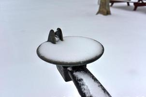 schneebedeckter Wasserbrunnen foto