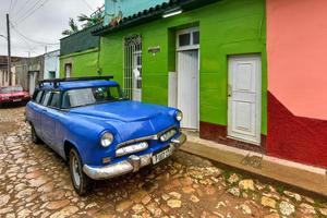 trinidad, kuba - 12. januar 2017 - klassisches auto im alten teil der straßen von trinidad, kuba. foto