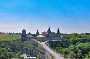 alte festung kamenetz-podolsk in der nähe der stadt kamianets-podilskyi. alter schöner blick auf die mittelalterliche burg in kamenetz-podolsky, khmelnitsky region foto