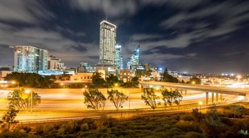 die Skyline von Perth vom Parlamentsgebäude in der Abenddämmerung foto