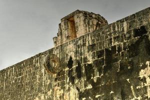 Der große Ballplatz der archäologischen Stätte Chichen Itza in Yucatan, Mexiko. foto