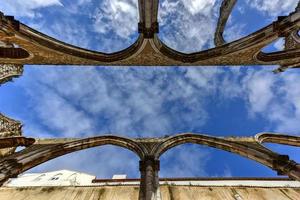 das Kloster Unserer Lieben Frau vom Berg Karmel in Lissabon, Portugal. Das mittelalterliche Kloster wurde während des Erdbebens von 1755 in Lissabon zerstört. foto