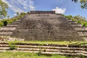 die große pyramide in uxmal, yucatan, mexiko. Es hat neun gestufte Körper und eine nach Norden gerichtete Treppe. foto