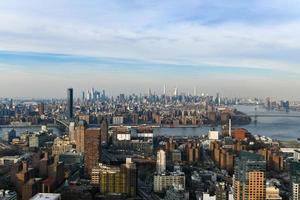 Panoramablick auf die Skyline von New York City von der Innenstadt von Brooklyn. foto