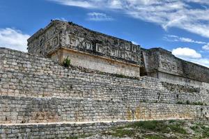 Gouverneurspalast von Uxmal in Mexiko. der Gouverneurspalast, ein langes, niedriges Gebäude auf einer riesigen Plattform, mit den längsten Fassaden im präkolumbianischen Mesoamerika. foto