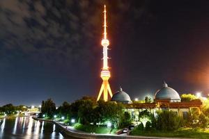 Taschkenter Fernsehturm, gesehen vom Park am Denkmal für die Opfer der Repression in Taschkent, Usbekistan, 2022 foto