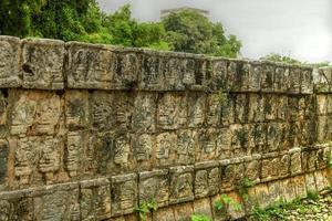 die plattform von adlern und jaguaren in chichen itza, mexiko. foto